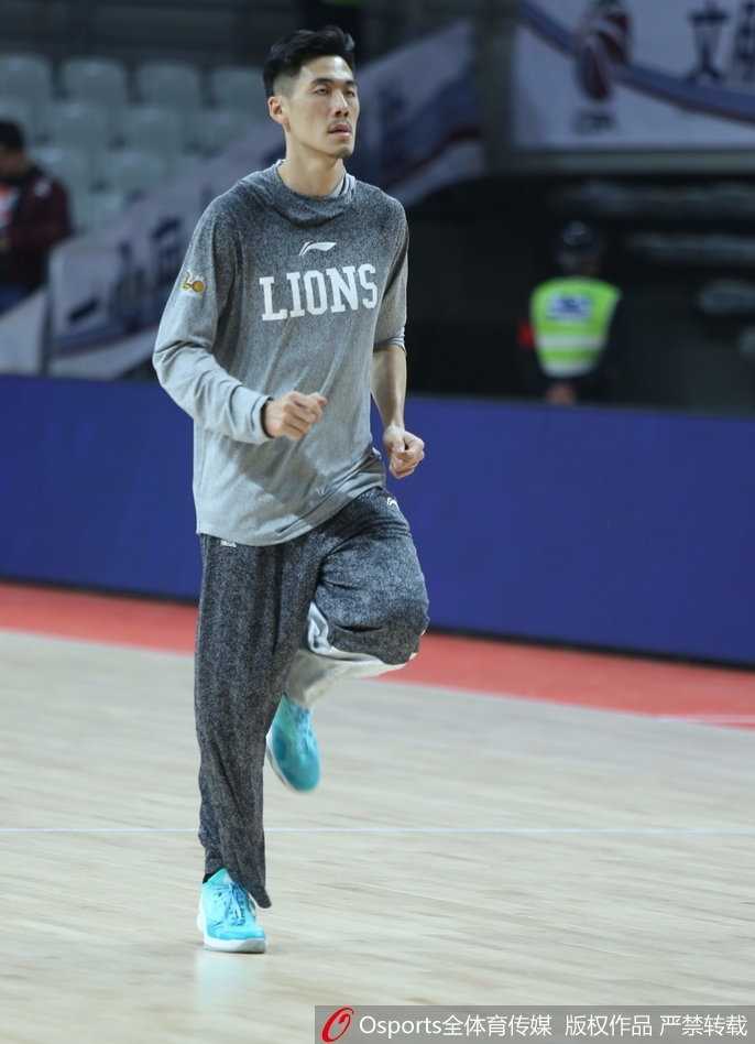 浙江德比战前奏 广厦男篮闭门练兵静待同城对手 广厦队魂林志杰在赛前拉伸中表情专注,老将的坚毅写在脸上,身体状态调整到最佳待命