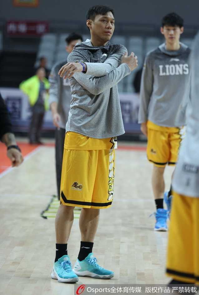 浙江德比战前奏 广厦男篮闭门练兵静待同城对手 刘铮蓄须造型阳刚之气十足,训练中眼神坚毅防守凶悍,誓要助球队攻克德比难关