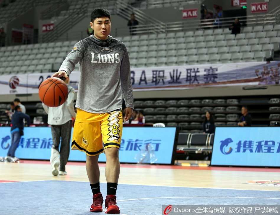 浙江德比战前奏 广厦男篮闭门练兵静待同城对手 广厦内线球员胡金秋背身练习单打技术,动作扎实稳健,汗水浸透球衣映衬着青春力量