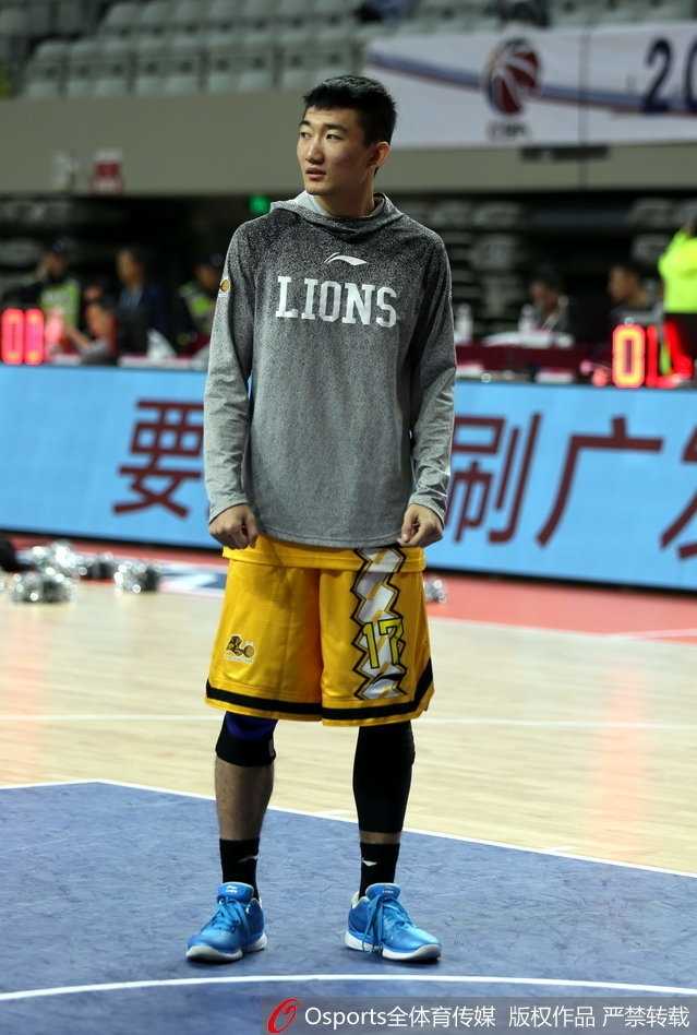 浙江德比战前奏 广厦男篮闭门练兵静待同城对手 主帅李春江场边双手比划大声指点迷津,神情严肃指挥若定,细节之处尽显名帅风范