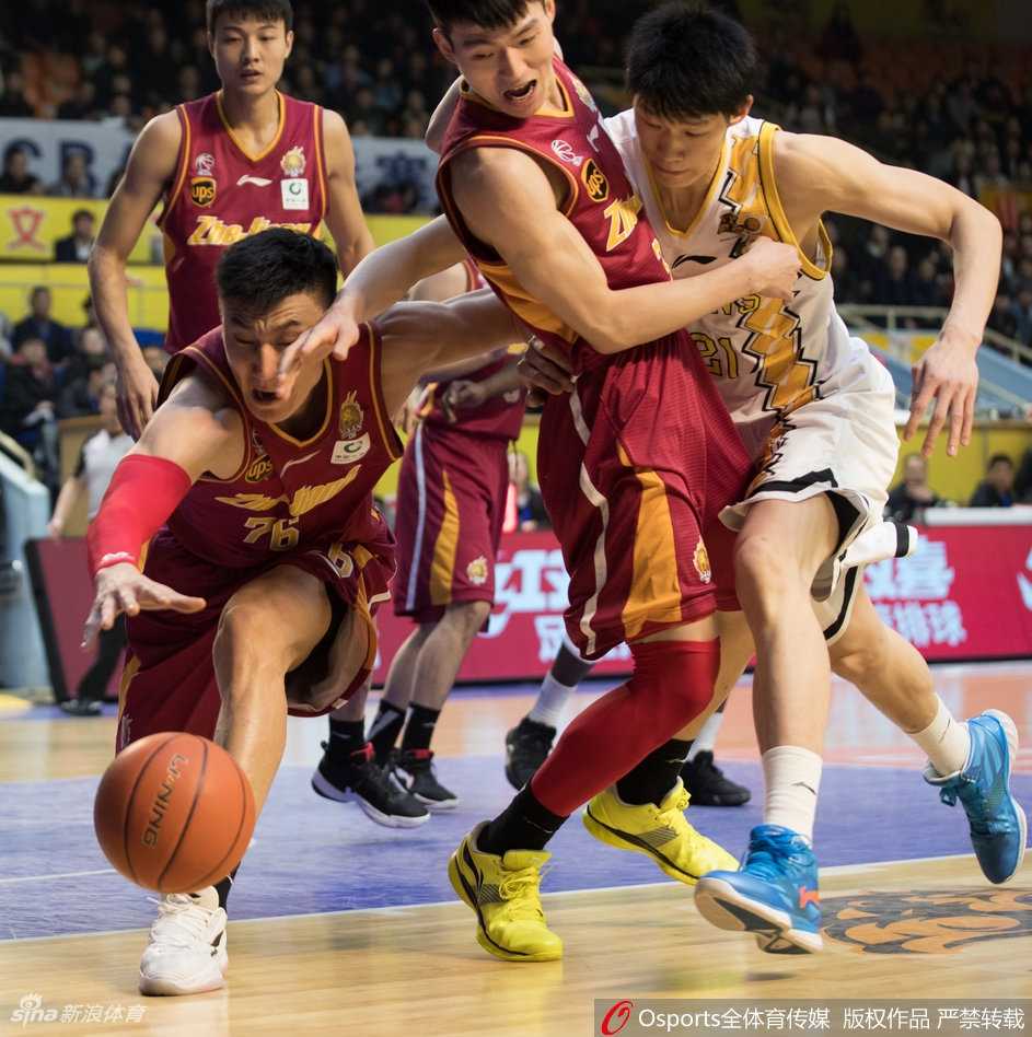 浙江德比烽烟起,广厦力克同城劲敌豪取七连胜 博洛西斯与斯托克斯篮下激烈卡位,肌肉碰撞瞬间力量感十足