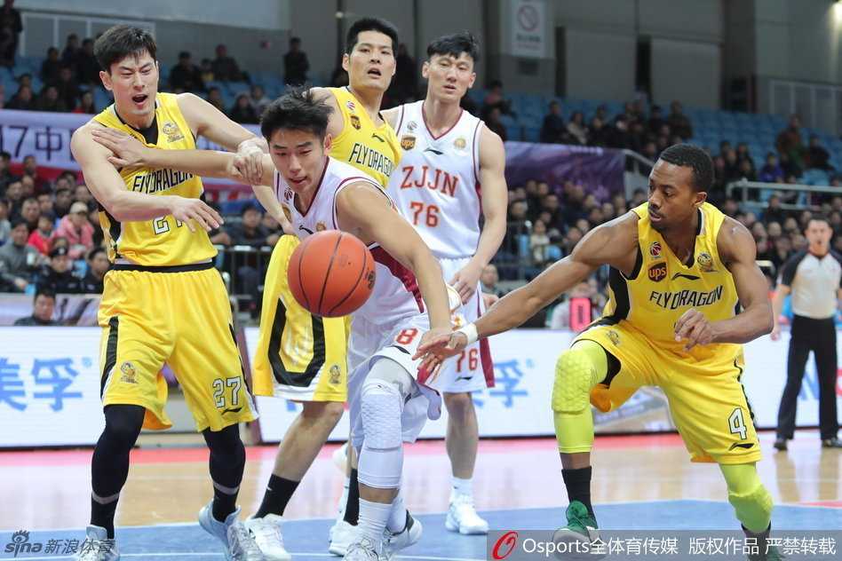 浙江德比硝烟四起:刘晓宇疾驰,布朗跳投,孙喆惊天暴扣引爆全场 战况激烈瞬间,麦克鲁姆在重重防守下奋力突破,与对方球员发生身体接触,裁判果断鸣哨示意犯规。