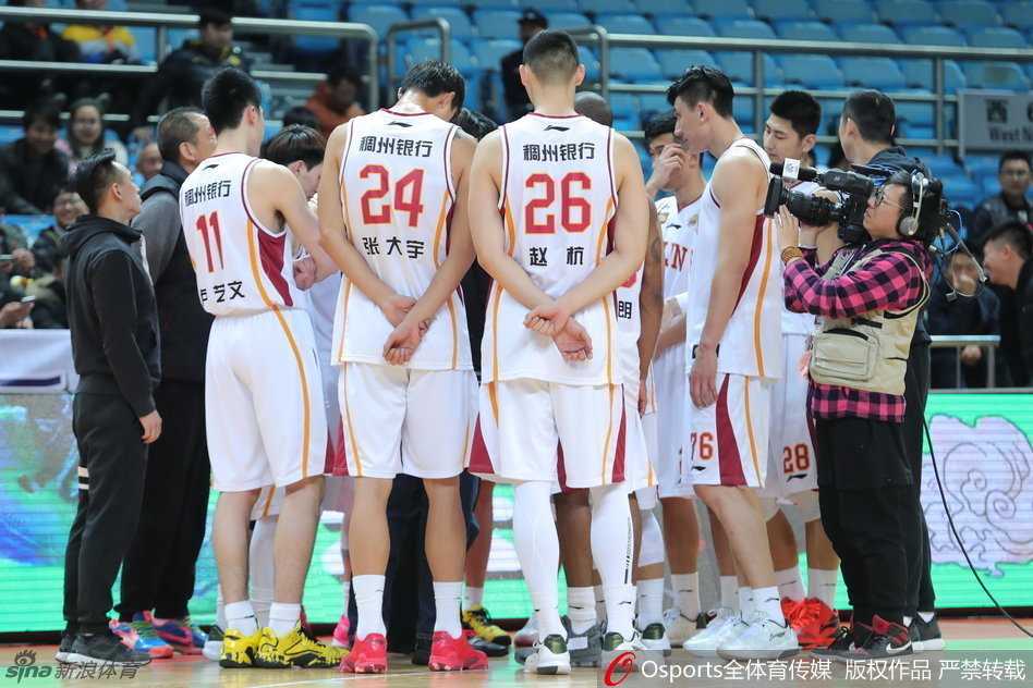 浙江德比硝烟四起:刘晓宇疾驰,布朗跳投,孙喆惊天暴扣引爆全场 孙喆在快攻中跟进接球,面对空篮高高跃起,双手大力灌篮,动作舒展霸气十足,点燃全场激情。