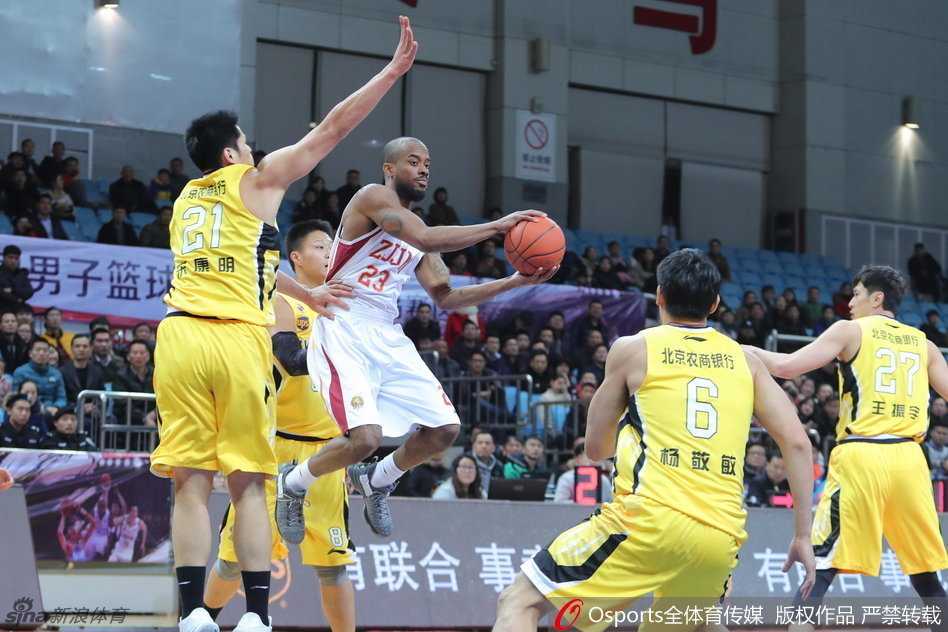 浙江德比硝烟四起:刘晓宇疾驰,布朗跳投,孙喆惊天暴扣引爆全场 刘晓宇运球加速突破,他压低重心如离弦之箭般掠过防守队员,眼神坚定地望向篮筐。