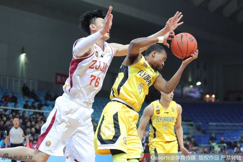 浙江德比硝烟四起:刘晓宇疾驰,布朗跳投,孙喆惊天暴扣引爆全场 浙江队主帅趁死球间隙将队员召集身边,他蹲在地上用战术板详细布置新的进攻套路,球员们聚精会神聆听。