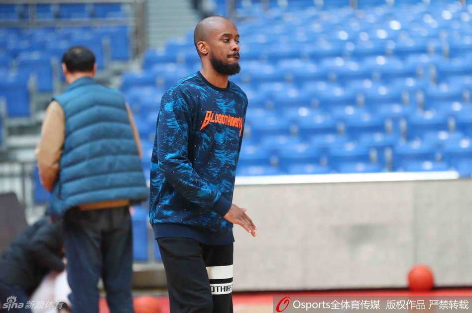 张正昕在运球训练中，虽然身为内线，但基本功扎实，控球节奏感强。