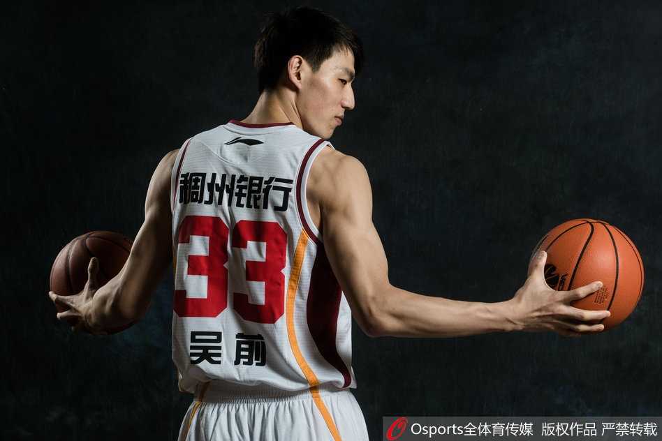 浙江稠州男篮青春风暴 黄金一代铸就CBA劲旅 吴前在赛场上眼神坚毅,正准备突破防守,作为浙江队的队长和灵魂人物,他的每一次运球都牵动着对手的神经。