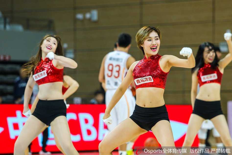 浙江稠州银行主场大胜天津 篮球宝贝热舞点燃全场 热舞过后,几位篮球宝贝对着镜头做出可爱的鬼脸和手势,她们与看台上近在咫尺的球迷开心互动,展现了赛场外的亲和力。