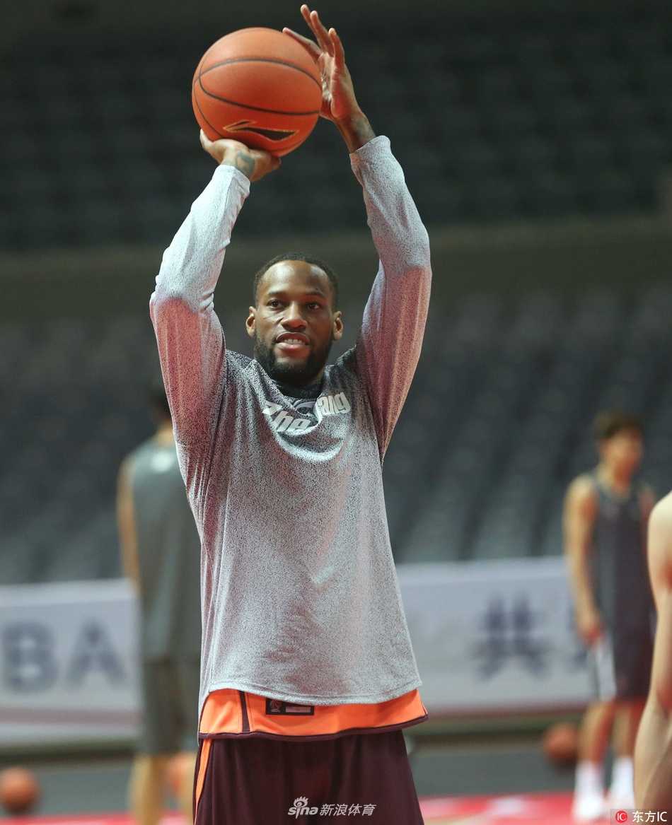 年轻后卫程帅澎在紧逼防守下依然从容组织，汗水浸透球衣，眼神中闪烁着初生牛犊不怕虎的锐气。