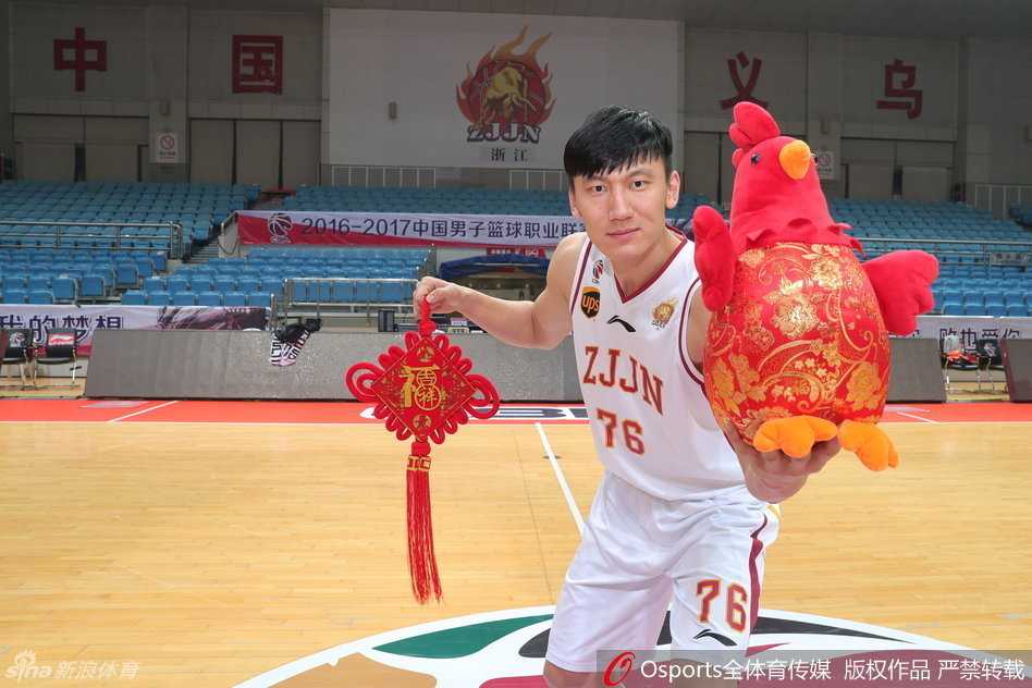 浙江稠州银行队新春贺岁 众将齐摆造型送祝福 张永鹏抱拳施礼,身后是队友们故意抢镜的鬼脸,更衣室里爆发出阵阵欢笑