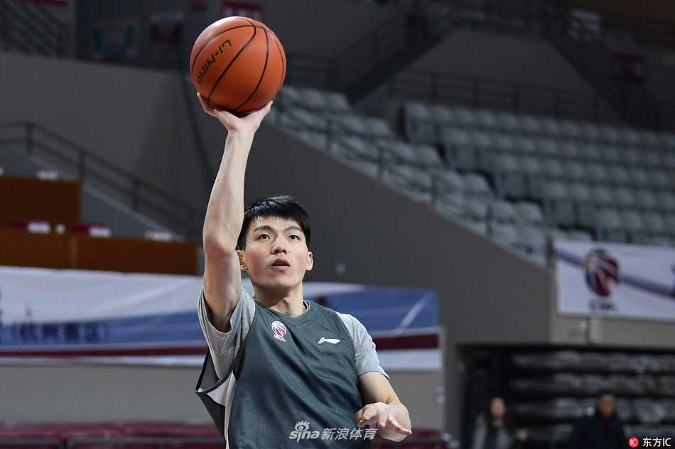 浙江稠州银行青年军蓄势待发,迎第14轮常规赛关键战役 外援威姆斯在训练中秀出细腻运球技巧,面带轻松笑容,他是浙江队战术体系中不可或缺的节拍器。