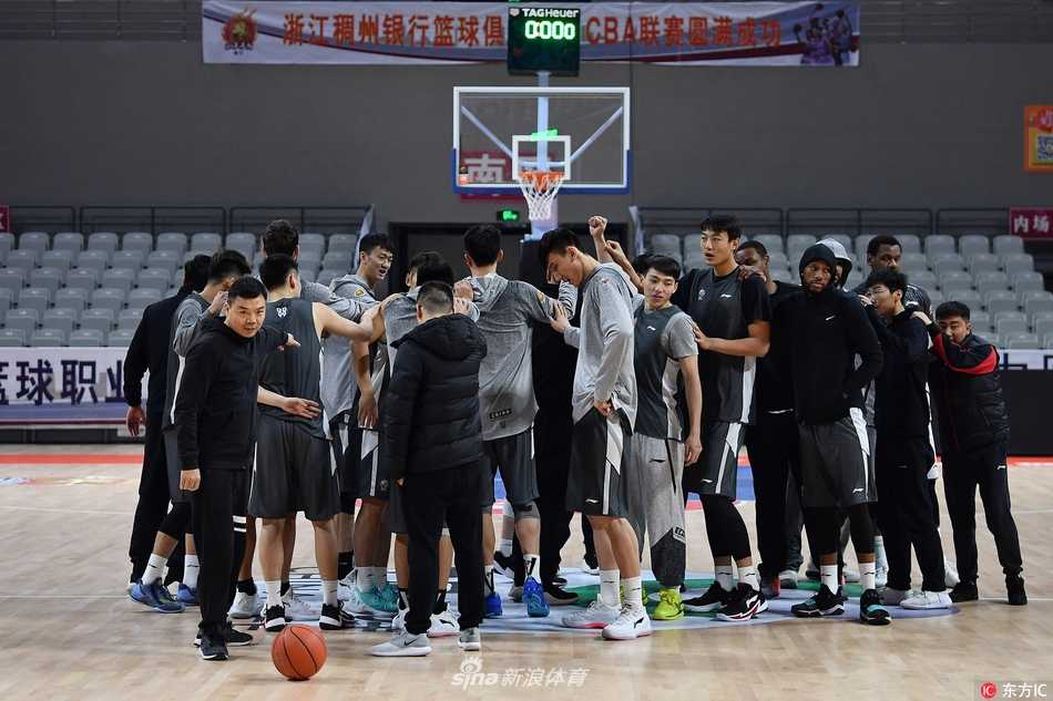浙江稠州银行青年军蓄势待发,迎第14轮常规赛关键战役 主教练刘维伟双手叉腰神情严肃地指挥训练,这位少帅的调教让浙江队本赛季发生了脱胎换骨的变化。