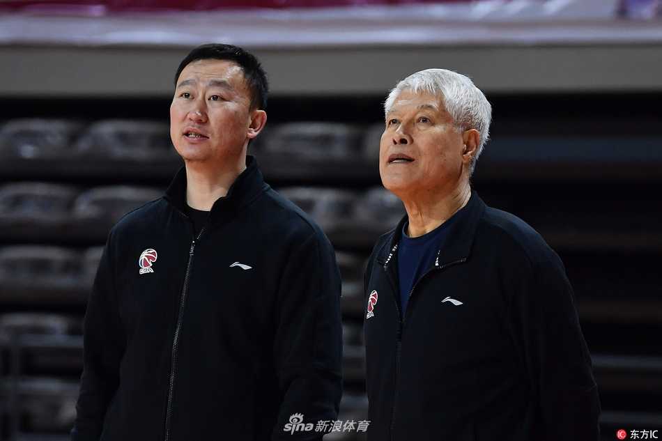 浙江稠州银行青年军蓄势待发,迎第14轮常规赛关键战役 张大宇在篮下卡位训练中肌肉紧绷,奋力争夺篮板,这位内线支柱刚砍下30+10的数据气势正盛。