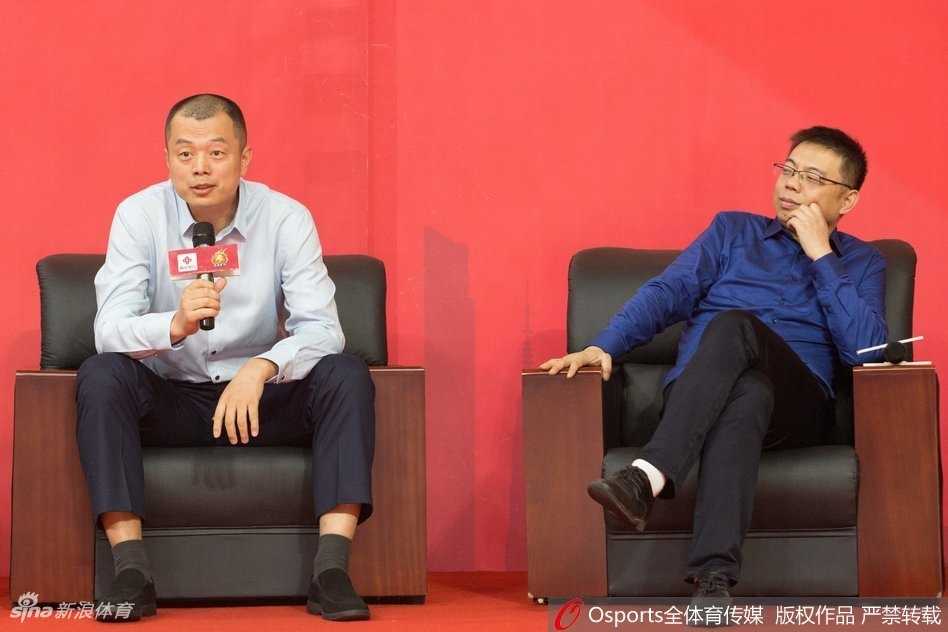 浙江篮球新篇章启航,蒋兴权携吴前惠龙儿亮相 全能外援威姆斯在镜头前展示球衣,面带自信微笑,他全面的进攻技巧将是浙江男篮新赛季攻城拔寨的利器。