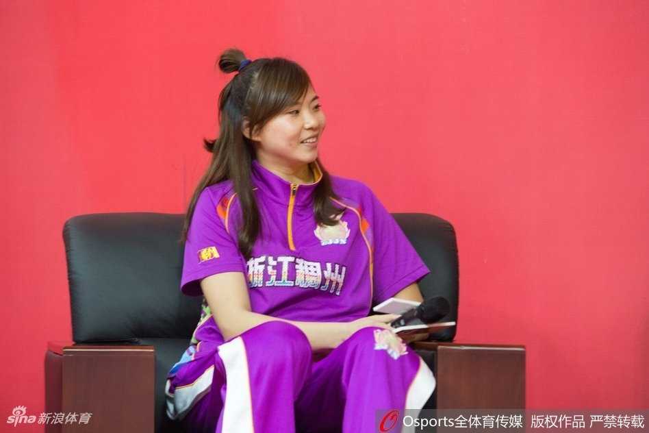 浙江篮球新篇章启航,蒋兴权携吴前惠龙儿亮相 新赛季见面会现场,热情的球迷将球场围得水泄不通,他们高举标语,为心中的浙江篮球英雄们呐喊助威。