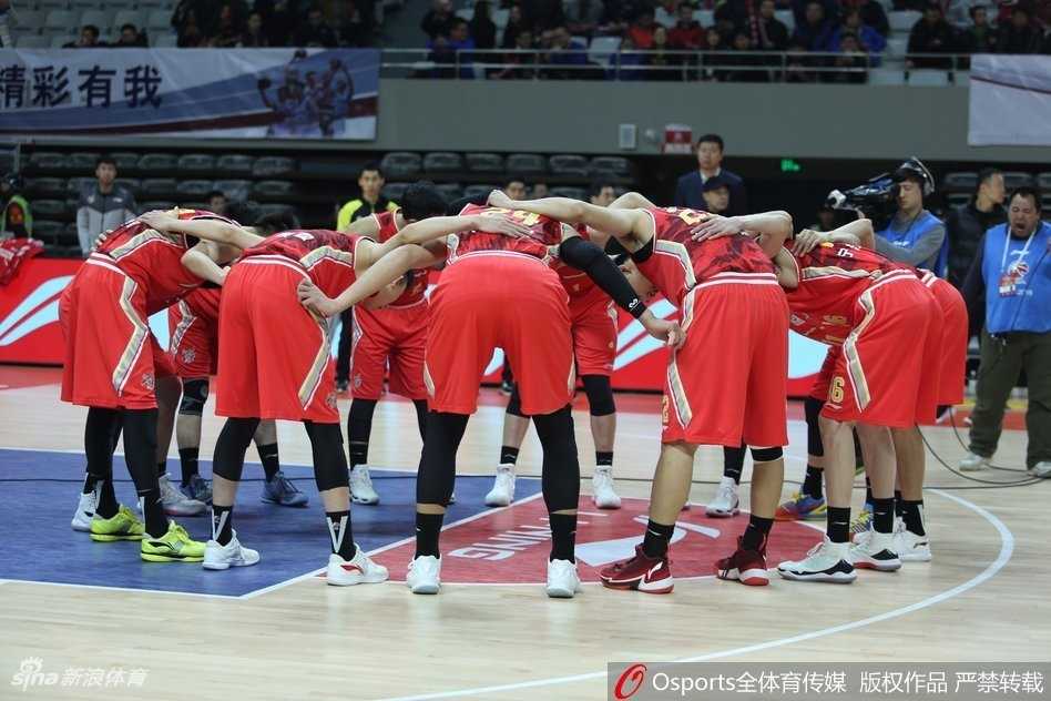 浙江队外援威姆斯犹如闪电般撕裂八一防线，他在人群中高高跃起，以一记势大力沉的单手劈扣引爆全场，队友们纷纷举手示意，为之喝彩。