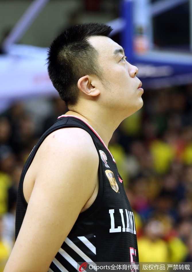 浙辽大战风云再起,郭艾伦率辽宁客场破广厦不败金身 辽宁队中锋韩德君在广厦内线苏若禹面前,用强壮的身体卡住位置,单手完成一记势大力沉的劈扣,展现国产内线的统治力。