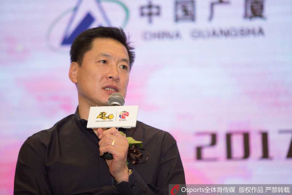 胡金秋在队友的起哄下扭动着身躯，露出腼腆又开心的笑容，一旁的新援赵天熠也加入其中，更衣室里的欢乐气氛透过画面感染着每一个球迷。