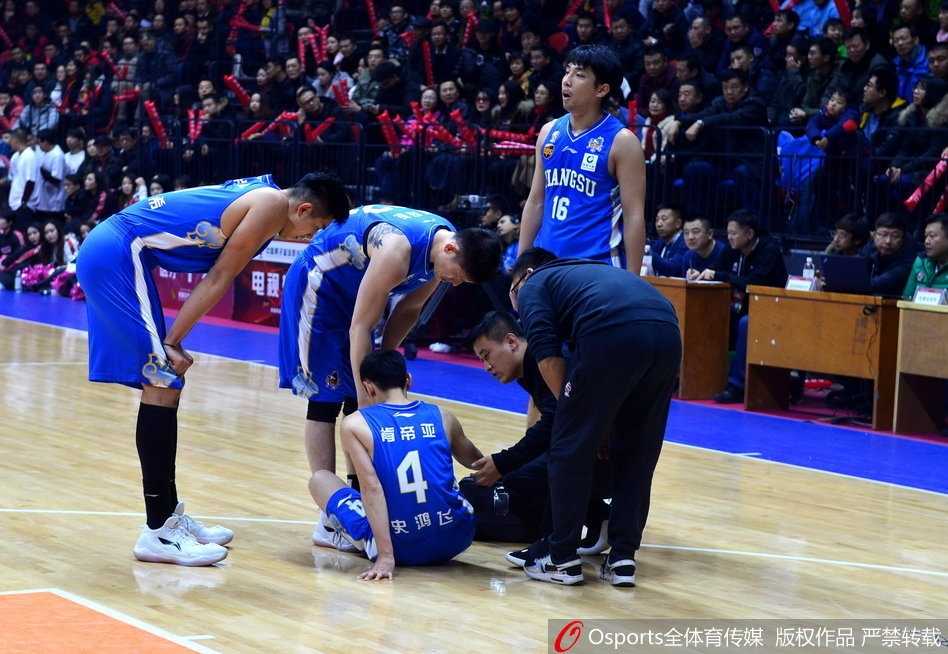 浴火重生!回顾史鸿飞CBA生涯中的那些重伤时刻 史鸿飞在队友和队医的搀扶下缓缓起身,他低垂着头,无法独立行走,身体的重量完全依靠身边人的支撑。