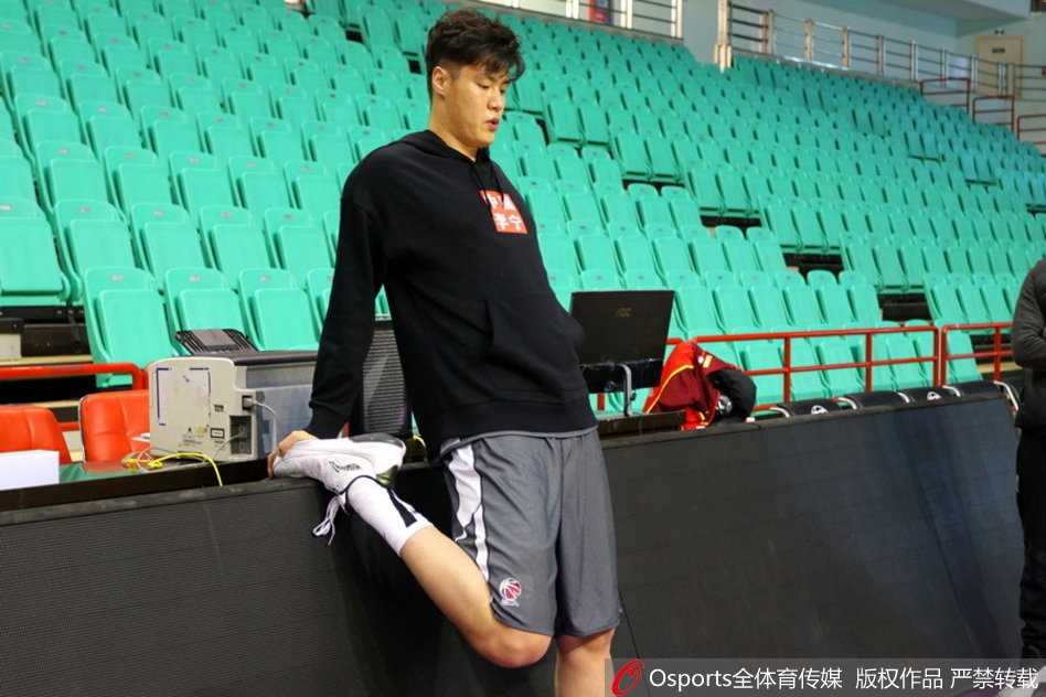 在体能测试中咬牙冲刺的贺天举，汗水挥洒间满是对重返赛场的渴望