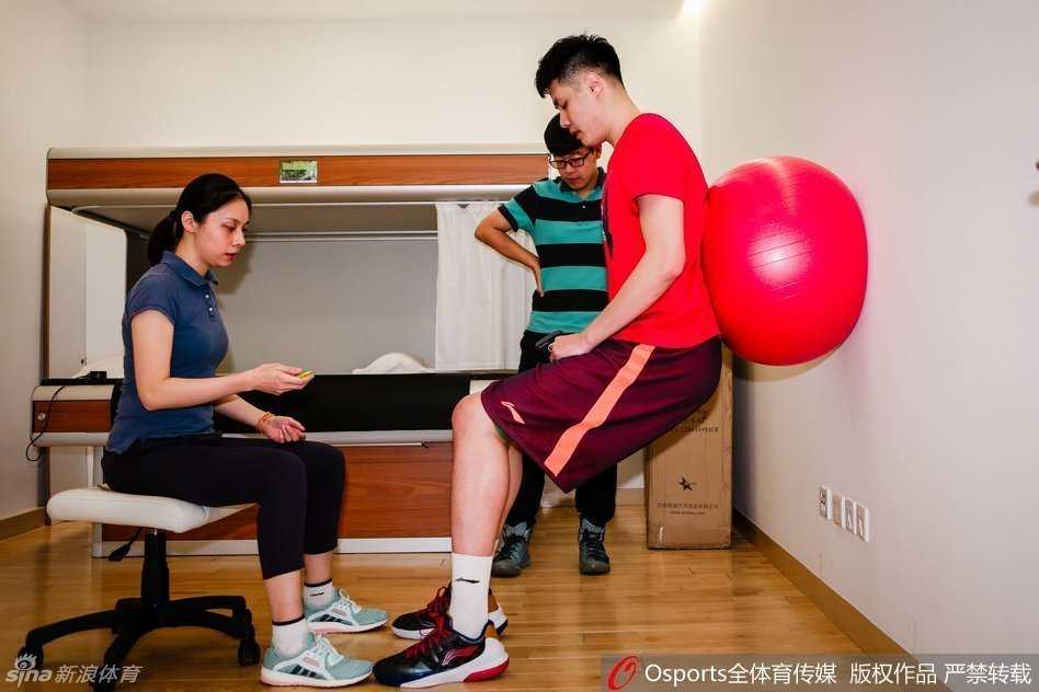 浴火重生:贺天举的漫长康复路与未完的篮球梦 挥汗如雨,贺天举在康复师指导下进行核心力量训练,减重后的他身形更加精干,眼神中透露出对重返赛场的无限渴望。