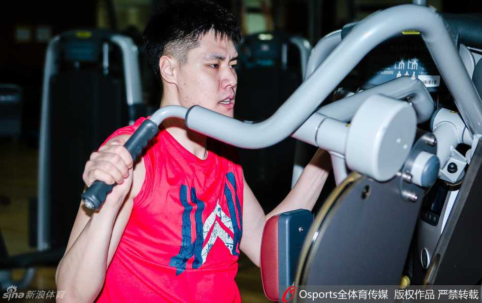 浴火重生:贺天举的漫长康复路与未完的篮球梦 专注康复,贺天举利用器械进行平衡和稳定性训练,这标志着他受伤的膝盖正在逐步恢复关键功能,离重返球场又近了一步。