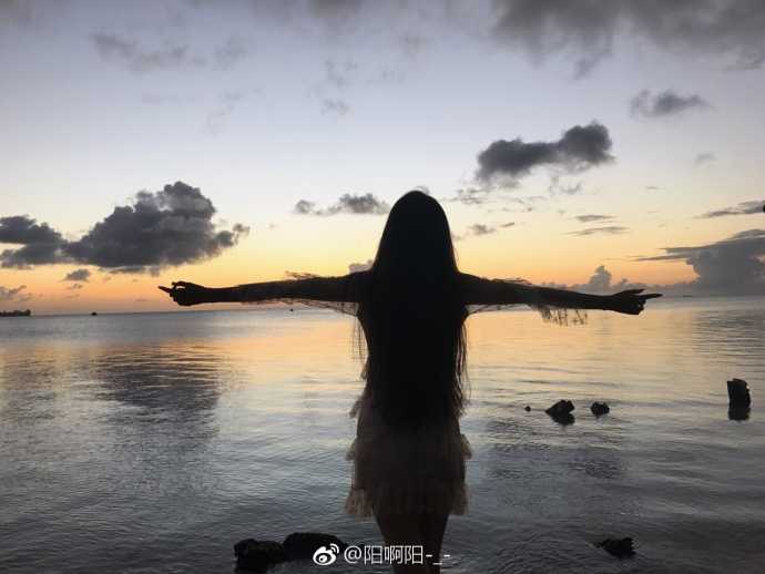 夕阳的余晖洒在沙滩上，马阳阳侧身而立，曼妙的身材曲线在光影的勾勒下显得格外迷人，宛如从画中走出的女神。