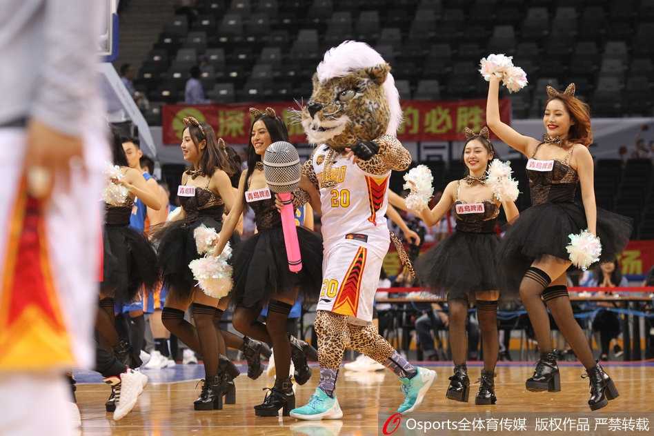 伴随着强劲的音乐，宝贝们动作整齐划一，充满力量感。她们伸展手臂，踢腿转身，每一个动作都精准卡点，展现出专业舞者的素养。