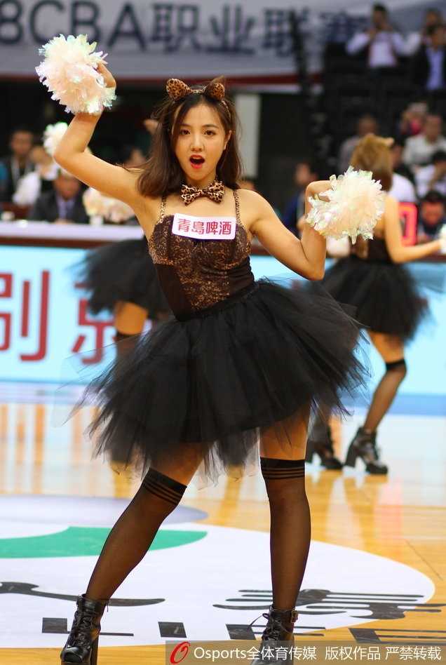 深圳主场拉拉宝贝们身姿挺拔，脸上洋溢着灿烂的笑容，她们整齐划一地挥动着手花，仿佛在用青春的活力瞬间点燃整个球馆的热情。