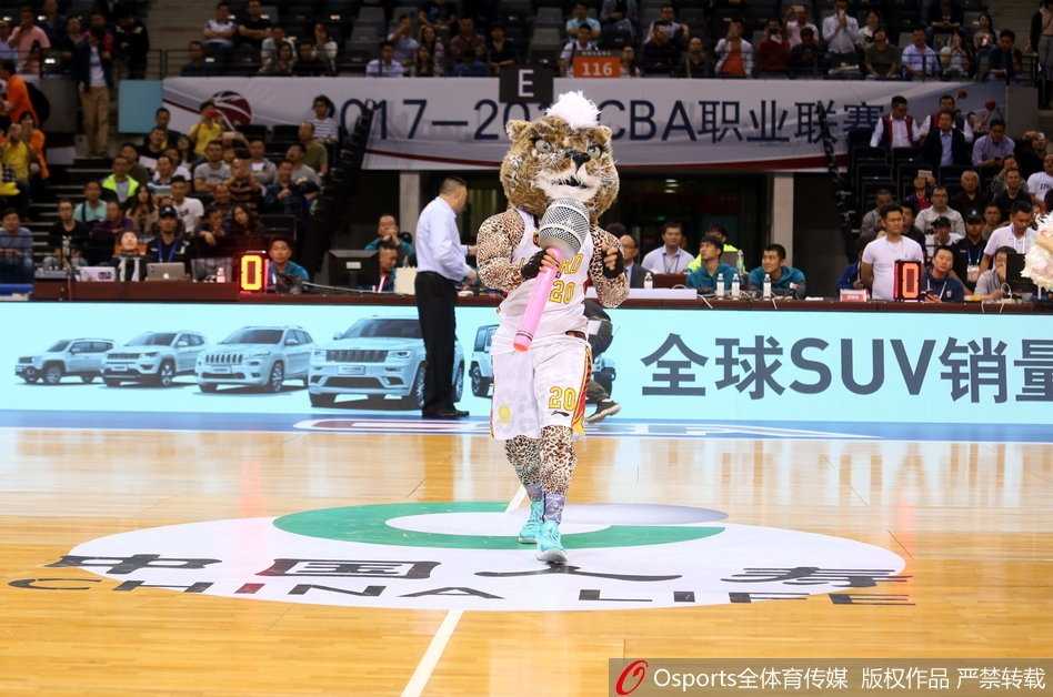 一位篮球宝贝在舞蹈中回眸，发丝在空中划出优美的弧线，动感瞬间被定格。背景的灯光虚化，更凸显了她此刻的专注与魅力。