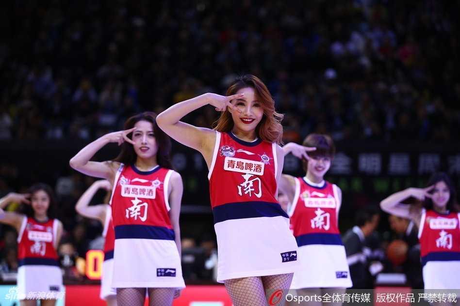 深圳全明星周末篮球宝贝热舞 闪耀赛场的力与美 在全明星赛的灯光秀中,深圳啦啦队队员们背对镜头,面向球场,她们整齐划一的动作和满场的蓝色荧光棒汇成一片,共同营造出如梦似幻的篮球嘉年华氛围。