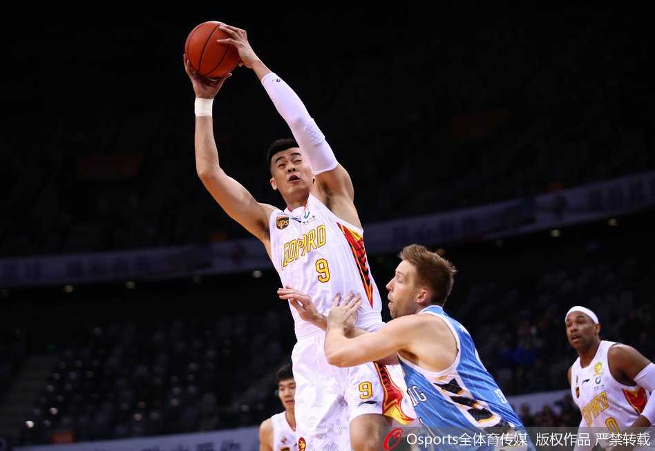 深圳内线发威力克北京 萨林杰统治级表现终结首钢四连胜 北京队翟晓川和汉密尔顿在防守中高高跃起,试图封盖深圳队的投篮,篮下拼抢一片激烈。