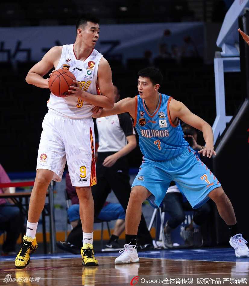 深圳内线巨兽空砍五十五分 新疆众将下起三分雨客场破敌 新疆队长可兰白克本场化身冷血射手,他全场命中多记关键三分,砍下23分,是球队客场获胜的重要功臣。