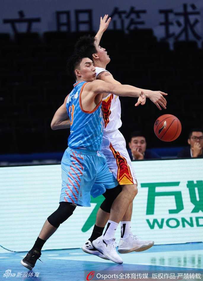 深圳内线巨兽空砍五十五分 新疆众将下起三分雨客场破敌 深圳队李慕豪在新疆队内线高举高打,作为深圳本土内线的支柱,他贡献了13分和7个篮板,但在对抗中面对新疆队的车轮战消耗极大。