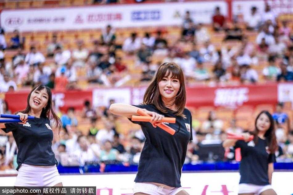 深圳斯杯战火燃,篮球宝贝热舞点燃赛场激情 篮球宝贝们身着亮黄色热辣短裙,随着动感节拍高高跃起,马尾辫在空中划出活力弧线,仿佛将夏日的热情全部倾注在斯杯的赛场上。