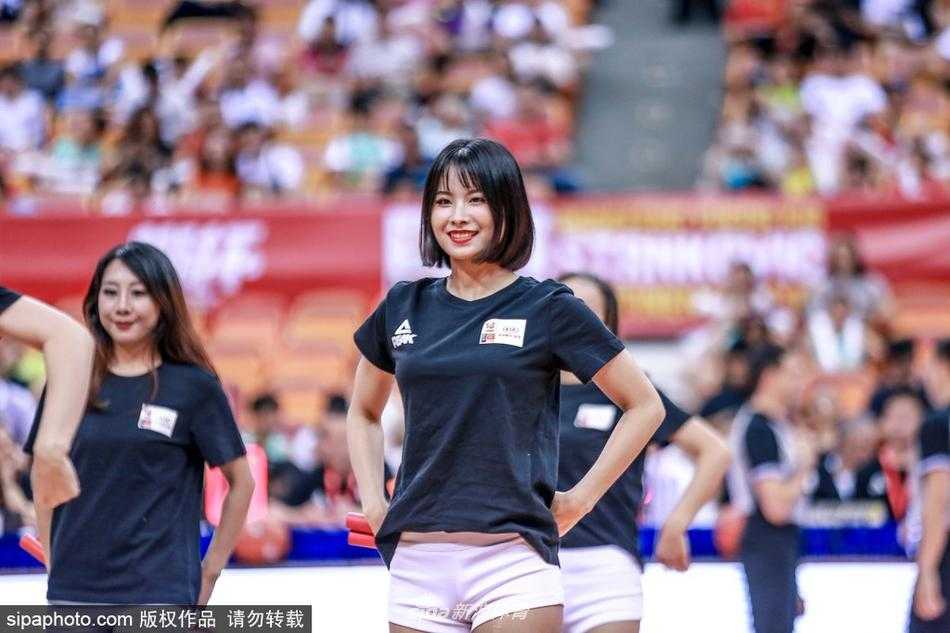 深圳斯杯战火燃,篮球宝贝热舞点燃赛场激情 表演结束后,宝贝们弯腰致意,虽然呼吸略显急促,但脸上依然挂着甜美的职业微笑,完美展现了篮球宝贝的专业素养。