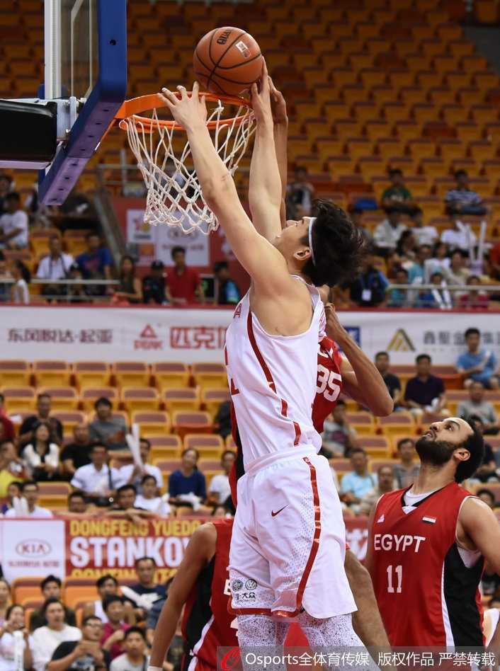 阿不都沙拉木在三人包夹下依然从容,他巧妙地运用“金鸡独立”式后仰跳投,皮球划出完美弧线打板入筐。