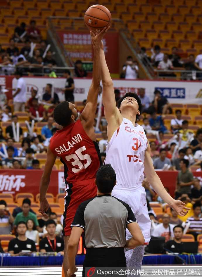 王哲林在埃及内线群中高高跃起,以一敌三强硬摘下前场篮板,眼神中充满了对胜利的渴望。