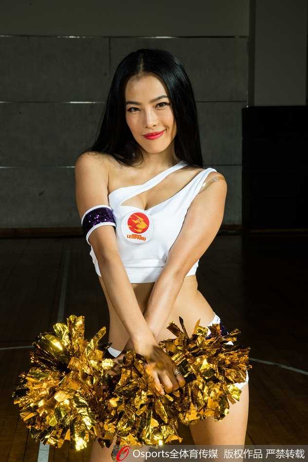 两位宝贝穿着蓝白短裙亲密依偎，画面充满闺蜜间的温馨感，展现了团队如家人般的深厚情谊