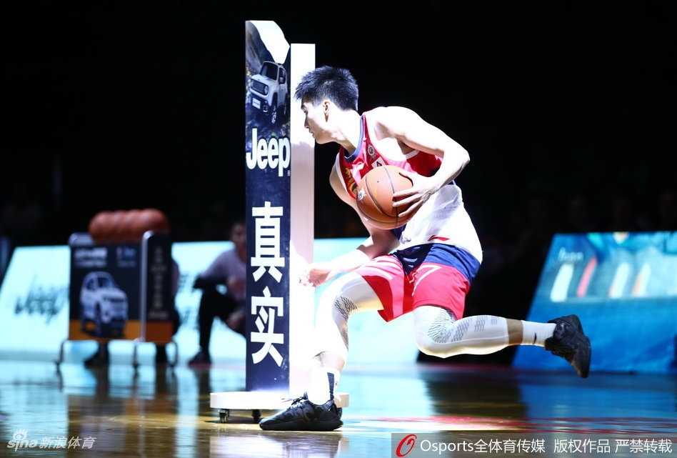 深圳新星闪耀全明星,于德豪主场加冕技巧王 胡明轩在三分线外孤注一掷,篮球在空中划出一道优美的弧线,他脸上的表情写满了专注与一丝不易察觉的焦急,身后的巨大计分屏仿佛也在倒数。