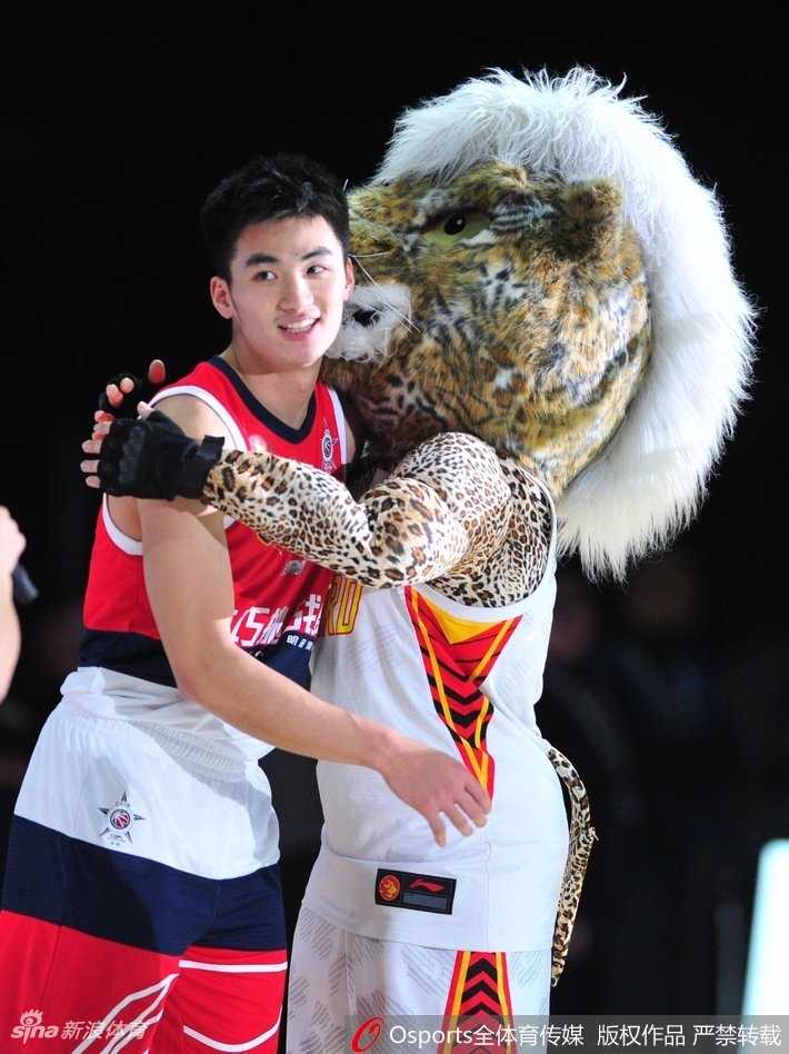 深圳新星闪耀全明星,于德豪主场加冕技巧王 于德豪在技巧赛决赛中全力冲刺,他的眼神坚定,绕过障碍物的瞬间身体舒展,仿佛一道橙色的闪电划破球场。