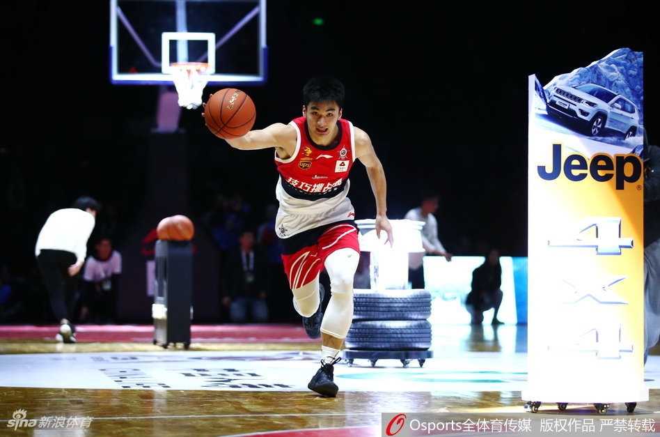 深圳新星闪耀全明星,于德豪主场加冕技巧王 于德豪在击地传球环节连续尝试,皮球击地后弹起,他的视线紧紧跟随,这一刻的紧张气氛仿佛能透过屏幕感染每一位观众。