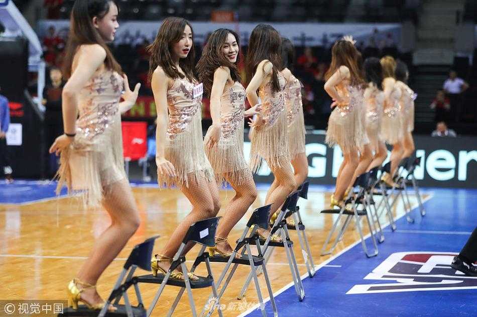 表演结束，宝贝们手持花球向观众致意，自信阳光的笑容背后，是无数次排练留下的汗水与对这份舞台最纯粹的热爱。