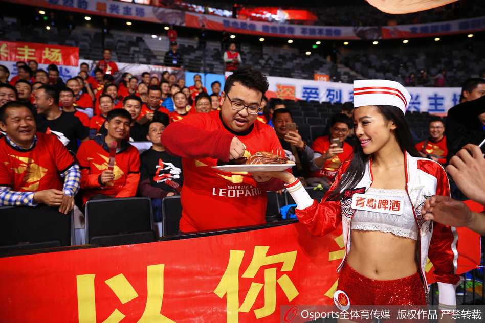 深圳烈豹主场“吃定”北京鸭 篮球宝贝赛前俏皮秀烤鸭 比赛进入白热化,北京队进攻受阻,场边的深圳队吉祥物和篮球宝贝们兴奋地举起手中的烤鸭道具,用夸张的表情为主队即将到来的胜利欢呼。