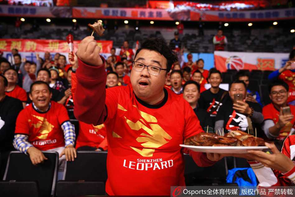 深圳烈豹主场“吃定”北京鸭 篮球宝贝赛前俏皮秀烤鸭 篮球宝贝在现场做出高难度柔韧动作,身姿曼妙,她一边展示身材,一边用俏皮的表情对着镜头发出邀请,为主队深圳的胜利加油助威。