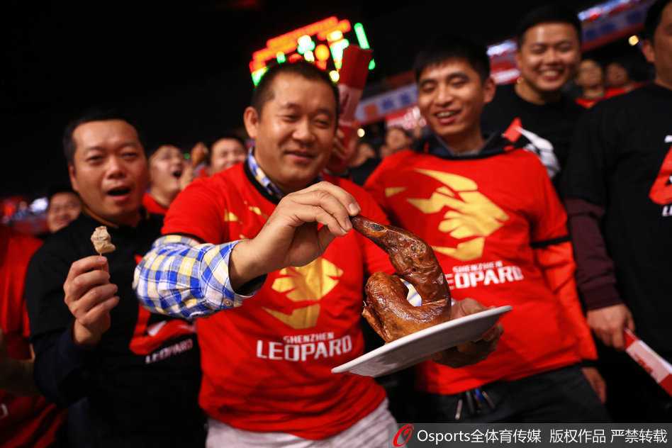 深圳烈豹主场“吃定”北京鸭 篮球宝贝赛前俏皮秀烤鸭 深圳主场气氛热烈,一位漂亮的篮球宝贝先拿起一块烤鸭尝了尝,随后用诱人的表情看向镜头,仿佛在问球迷:想不想也为胜利来一口?
