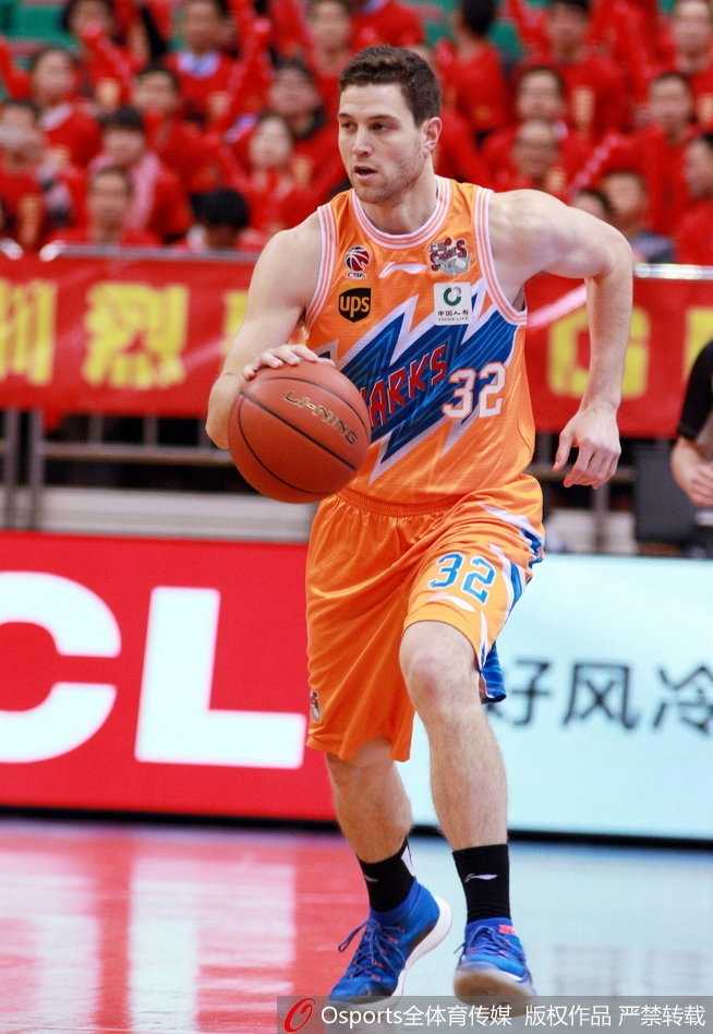 深圳队外援萨林杰在对方内线强攻，犹如巨塔般稳稳将球放入篮筐，瞬间点燃主场球迷激情。