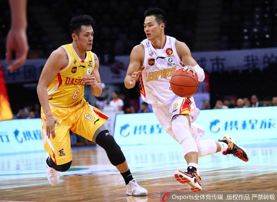 深圳队顾全在三分线外果断出手，篮球在空中划出完美弧线，本场他手感热得发烫，独揽全场最高的28分。