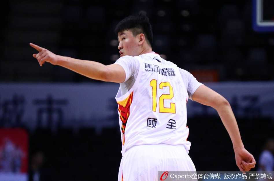 深圳内线李慕豪高高跃起，力压防守球员完成了一次精彩的双手补篮，他本场拿下17分8篮板的准两双数据，捍卫了球队的禁区。