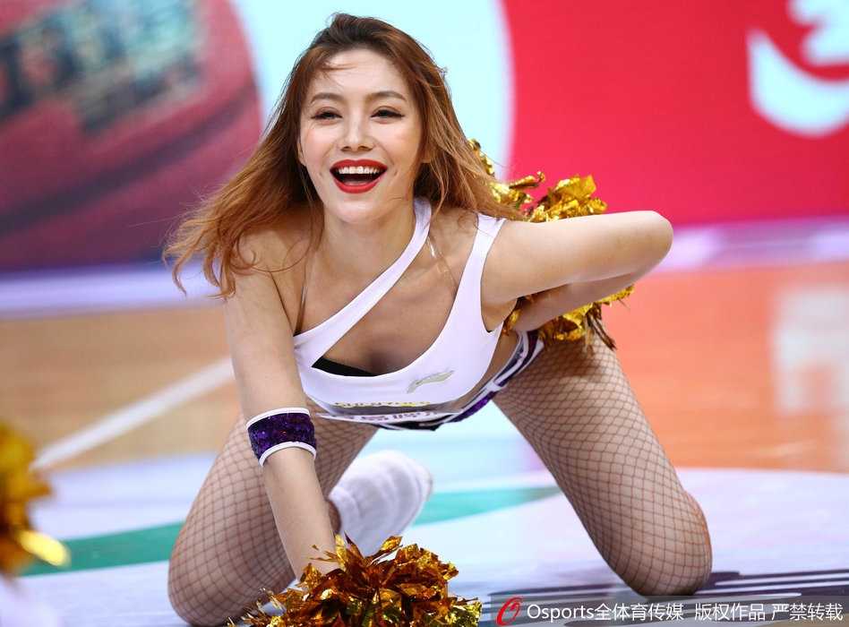 中场休息时，灯光聚焦，深圳篮球宝贝们进行着精心编排的齐舞表演。她们身姿矫健，动作舒展，用充满韵律感的舞步牢牢抓住全场目光。